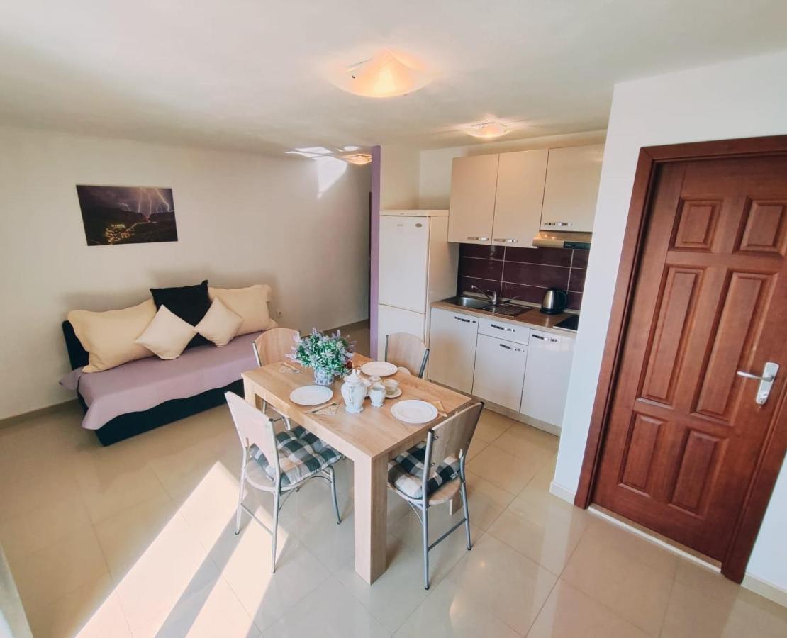Apartmani Nada Mustapic Brela Buitenkant foto