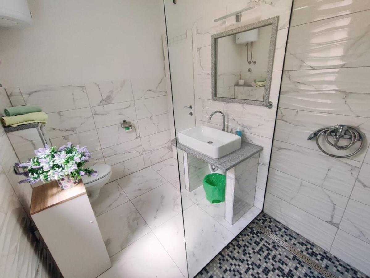 Apartmani Nada Mustapic Brela Buitenkant foto